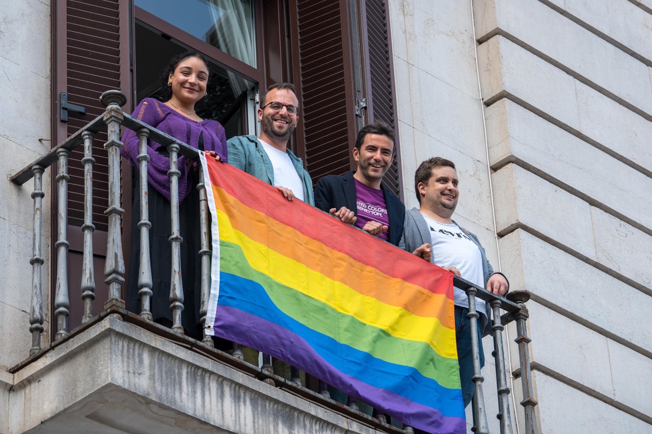 El delegado junto a los representantes del colectivo asomados al balcón de la Delegación del Gobierno