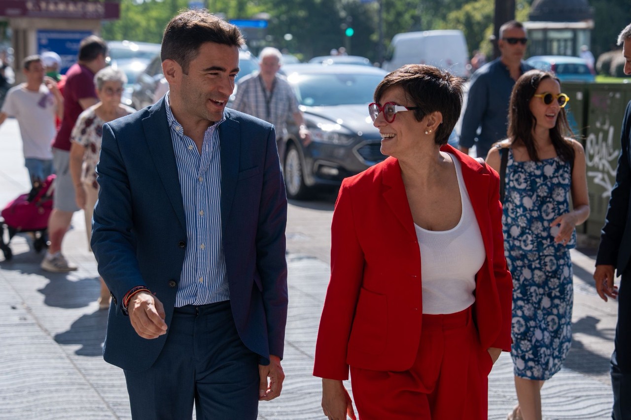 El delegado del Gobierno junto a a la ministra de vivienda