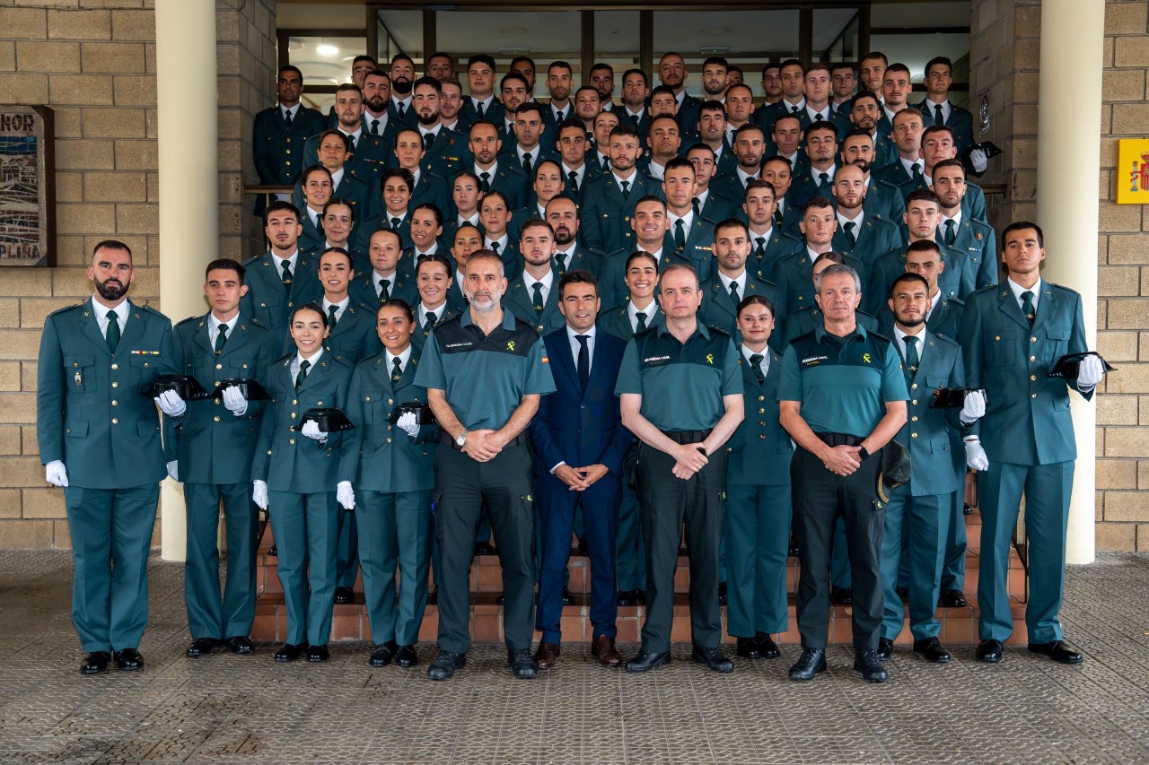 El delegado del Gobierno junto a los nuevos agentes