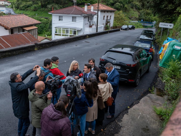 Haciendo declaraciones a los medios tras la visita a las obras