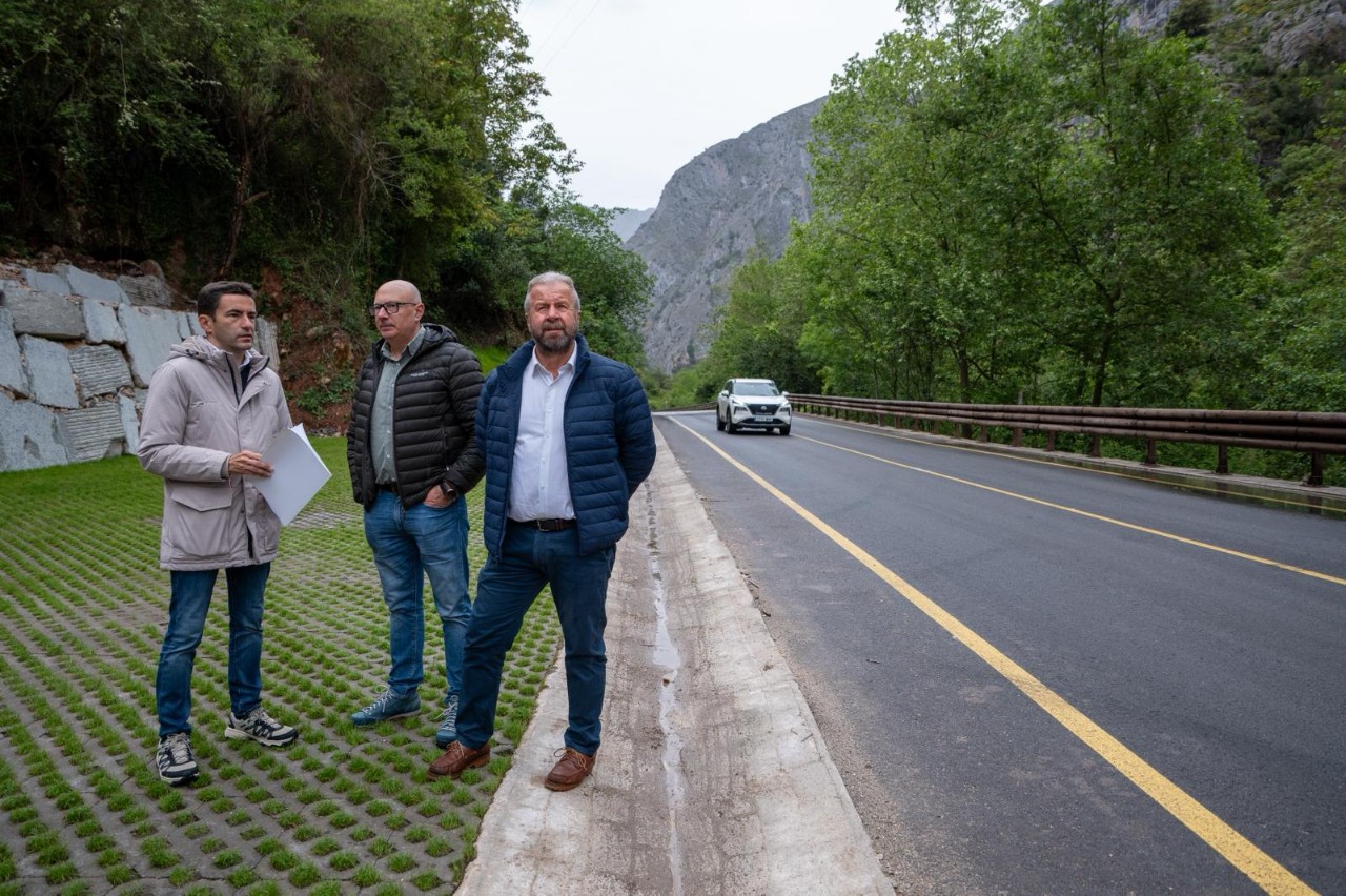 El delegado del Gobierno y el alcalde de Peñarrubia durante su visita a las obras de mejora del Desfiladero de la Hermida
