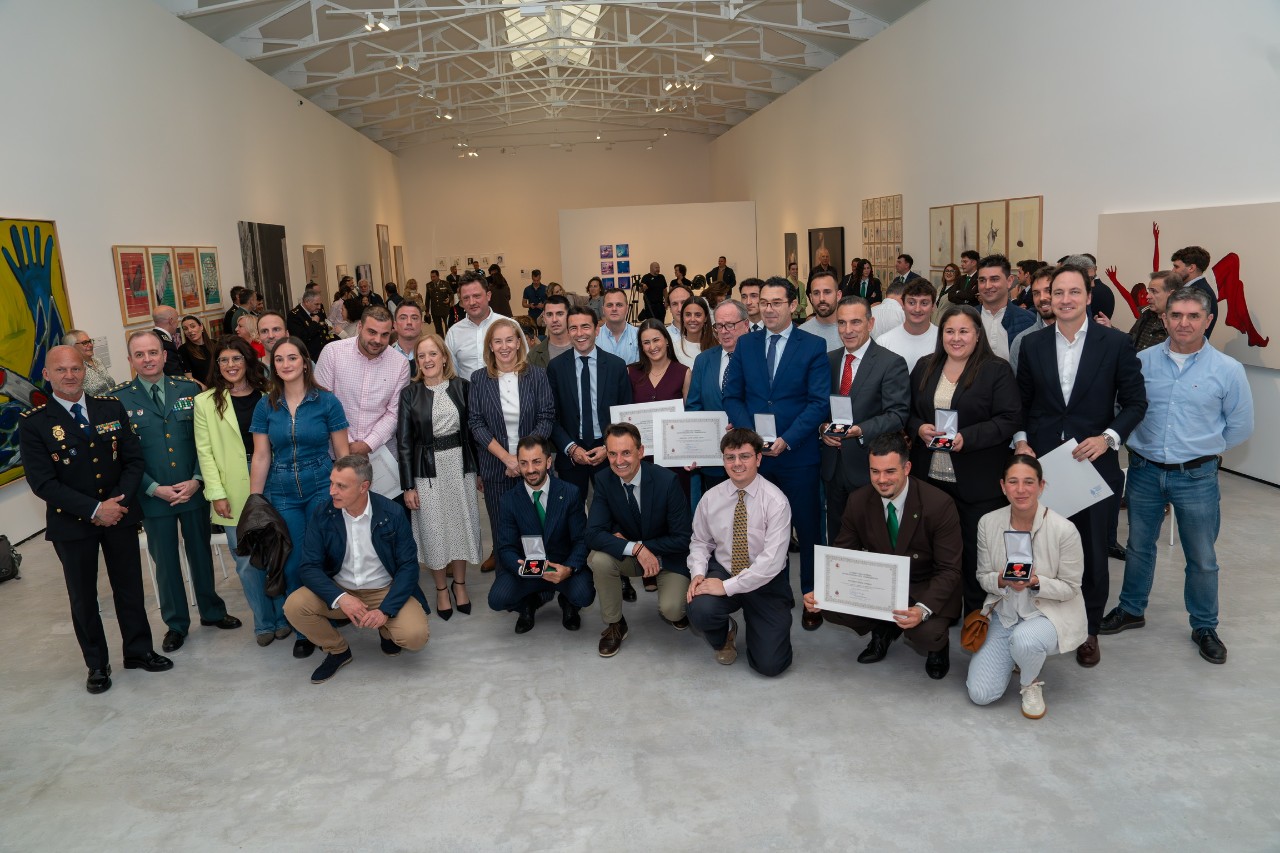 El delegado con todos los condecorados 