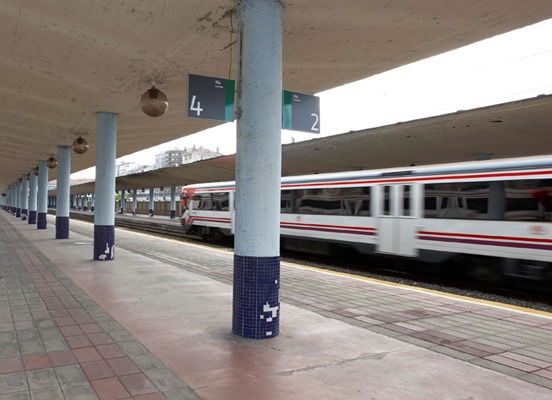 Un andén de estación de tren