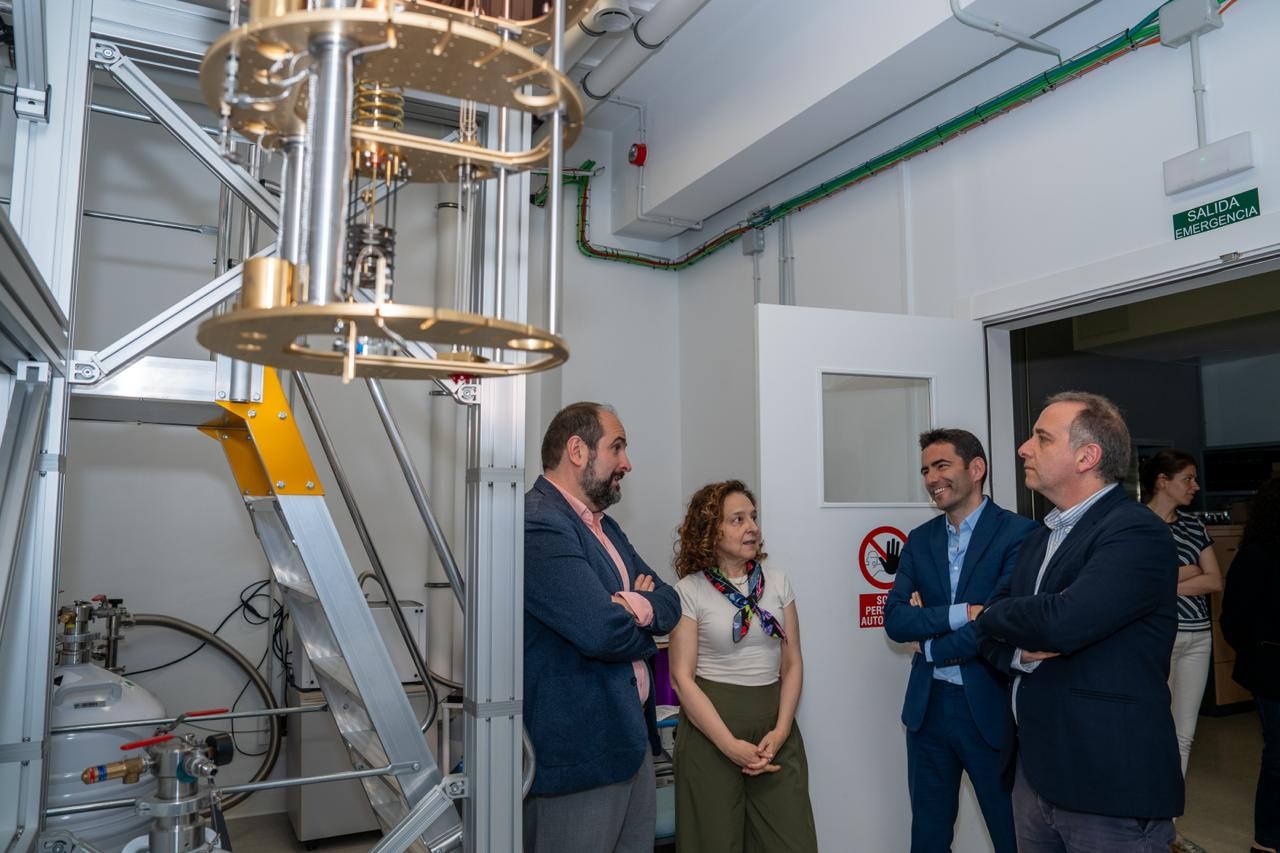 El delegado del Gobierno durante la visita junto al personal de IFCA