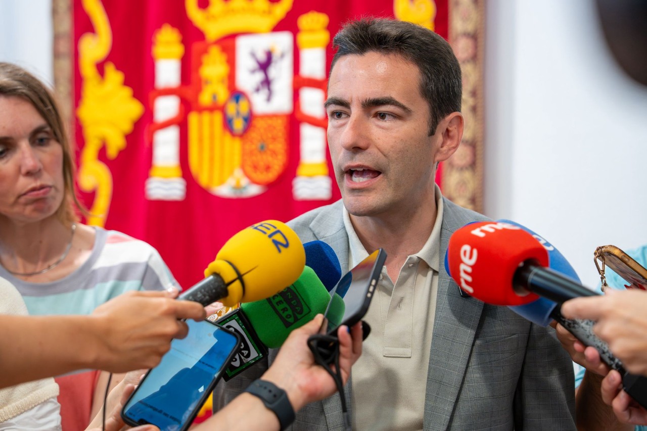 El Delegado del Gobierno haciendo declaraciones a los medios