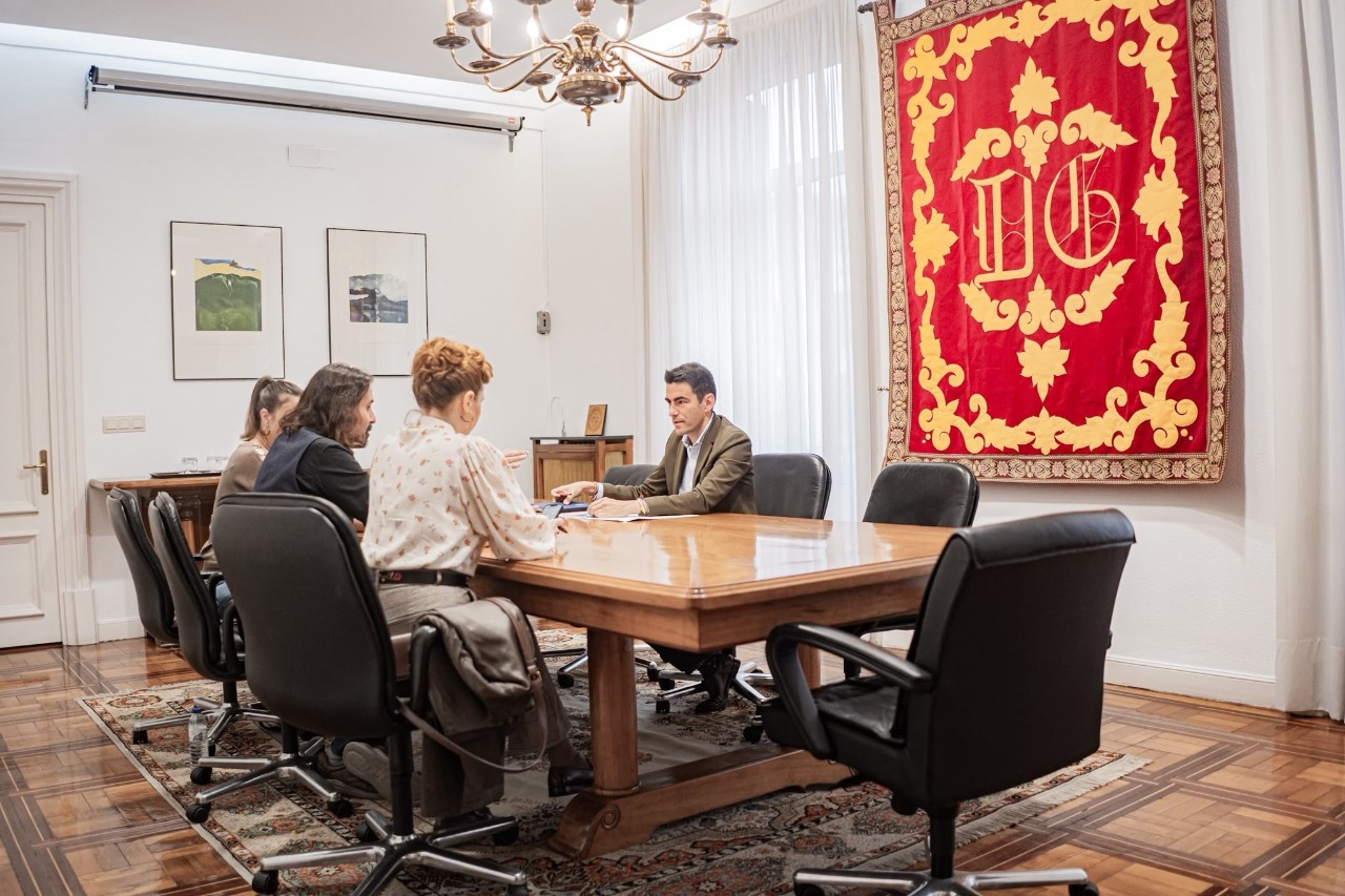 Momento del encuentro entre el delegado del Gobierno y los afectados