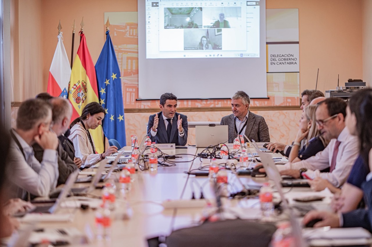 Delegado dando la bienvenida a los secretarios generales en la mesa de reuniones