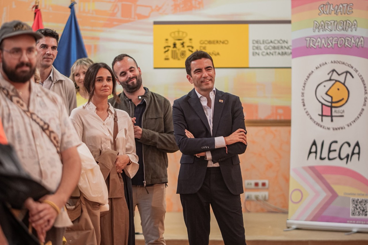 El delegado del Gobierno y varios asistentes durante la inauguración de la exposición
