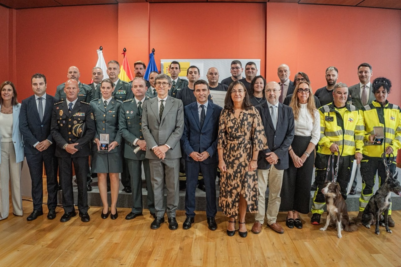 Foto de los condecorados junto a las autoridades asistentes al acto