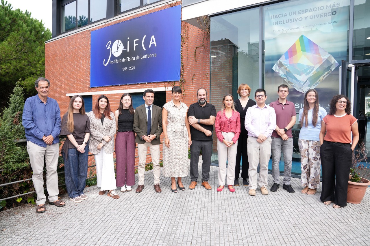 Foto de grupo de González Veracruz, Casares y Alcaide junto a personal del IFCA