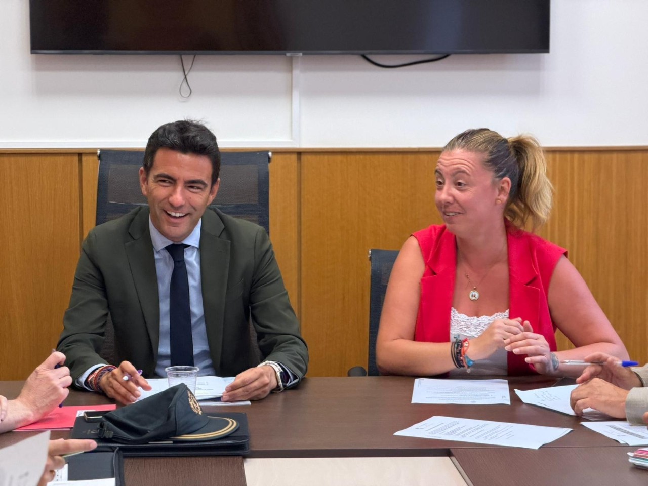 El delegado del Gobierno junto a la alcaldesa durante la junta