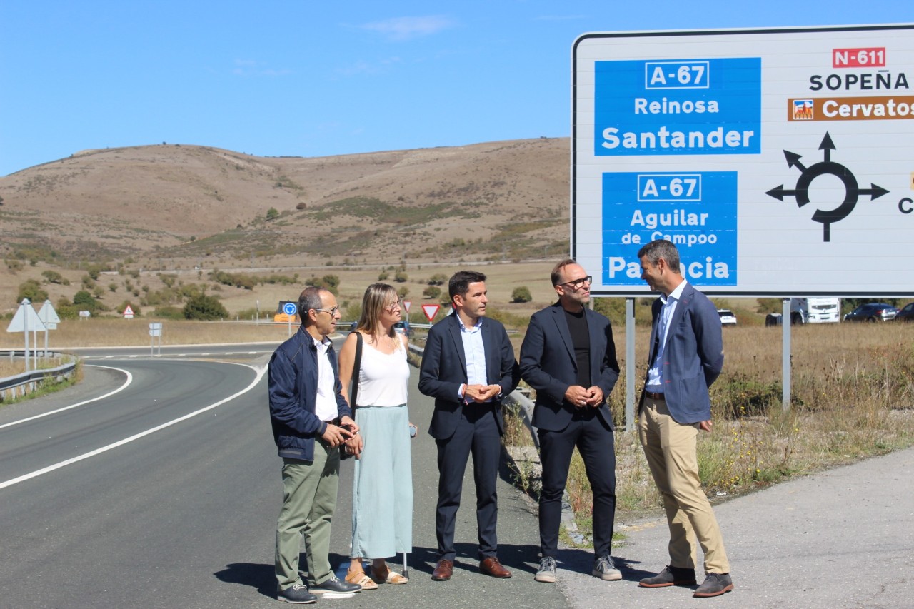 El delegado junto al alcalde de Reinosa y el jefe de Demarcación de Carreteras del Estado en Cantabria durante la visita