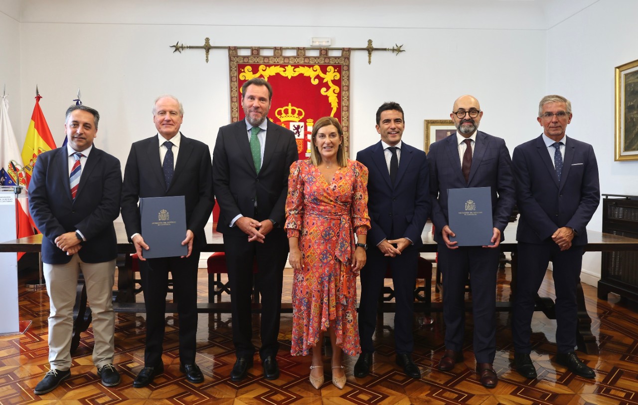 Posado de autoridades tras la firma del convenio