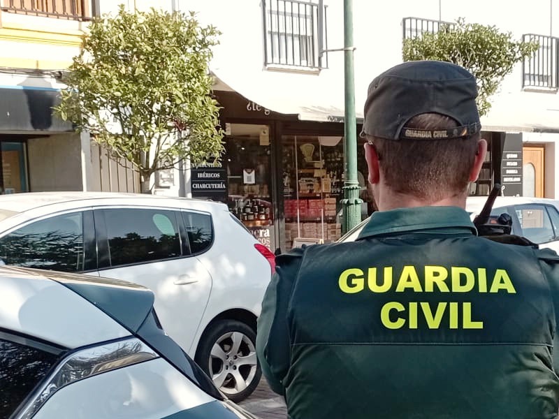 Un agente de la Guardia Civil vigilando una población cántabra