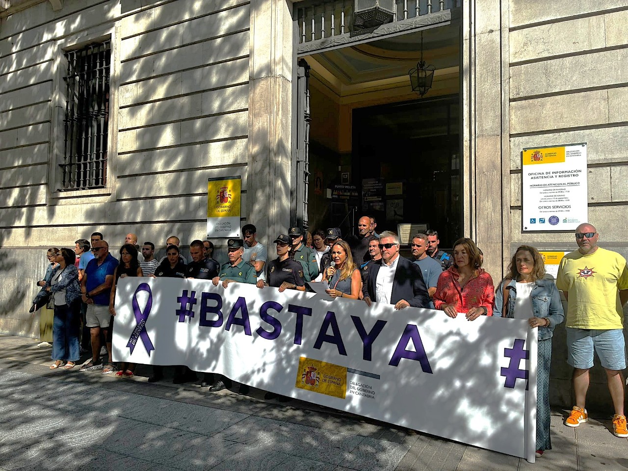 Personal de la Delegación, Policía Nacional y Guardia Civil durante el minuto de silencio