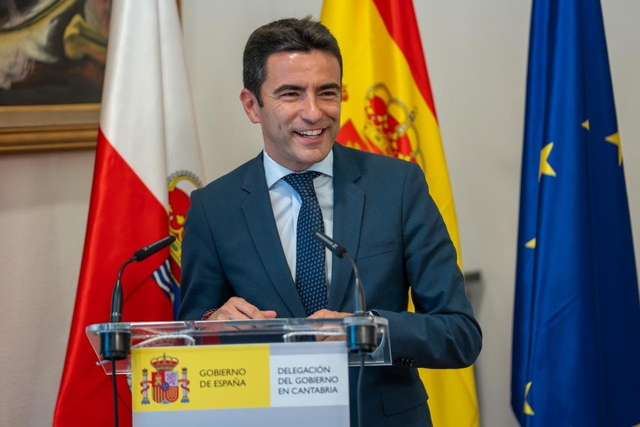 Foto de archivo del delegado durante la firma del convenio del soterramiento