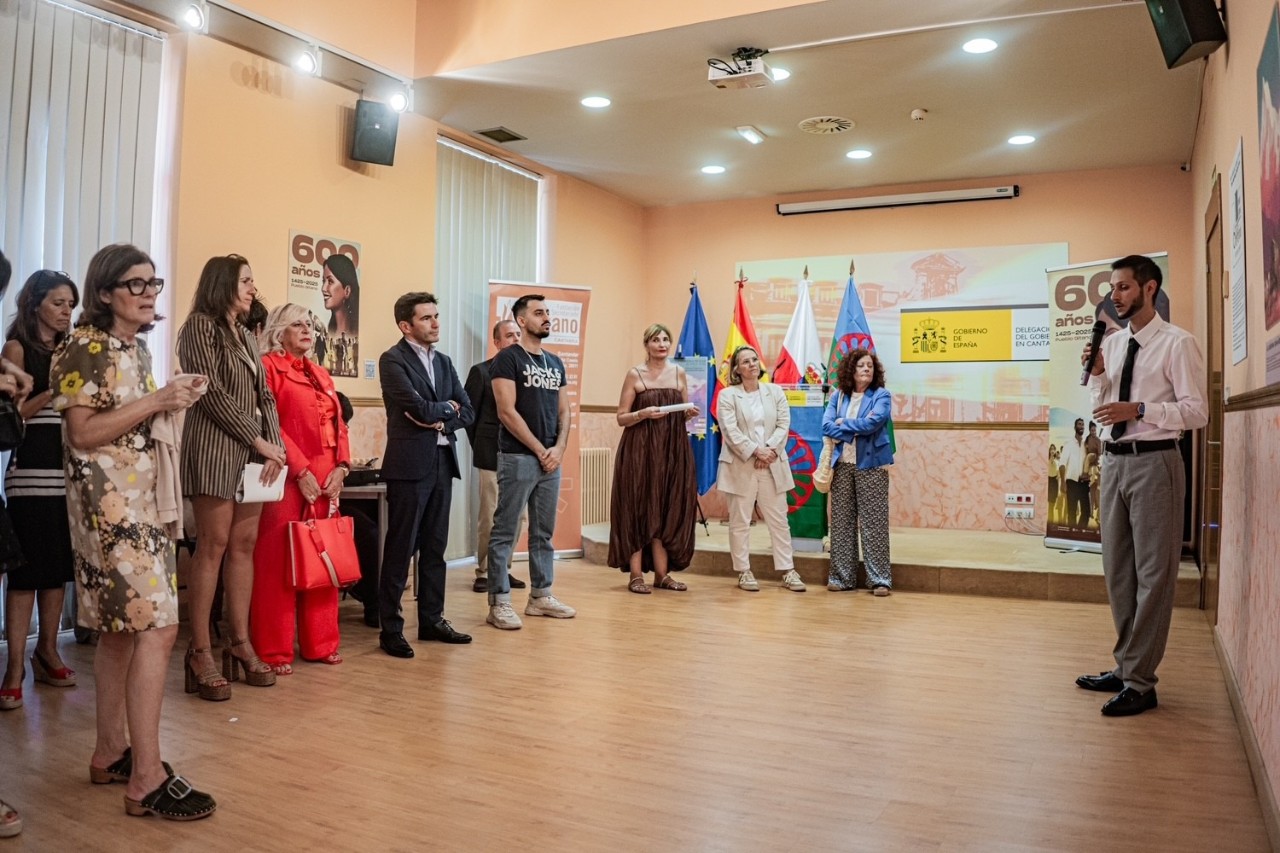 El delegado junto a otros asistentes en un momento de la presentación