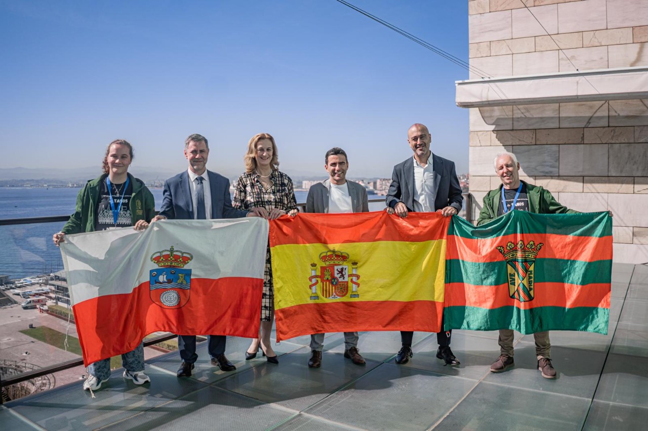 El delegado  con las autoridades y representantes de la Agrupación con las banderas entregadas