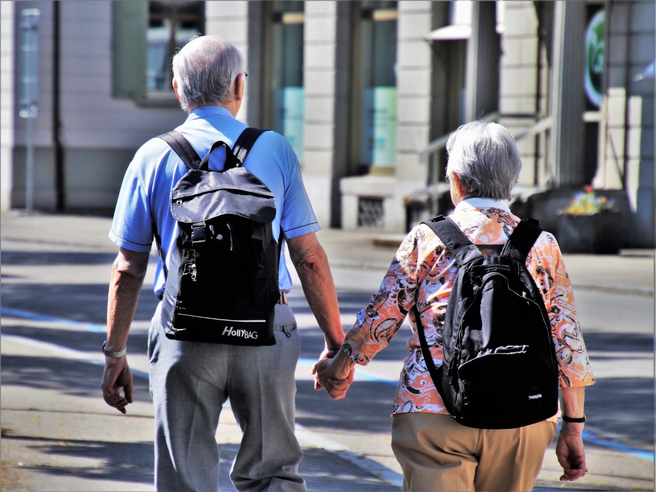 Pareja de jubilados andando por la calle