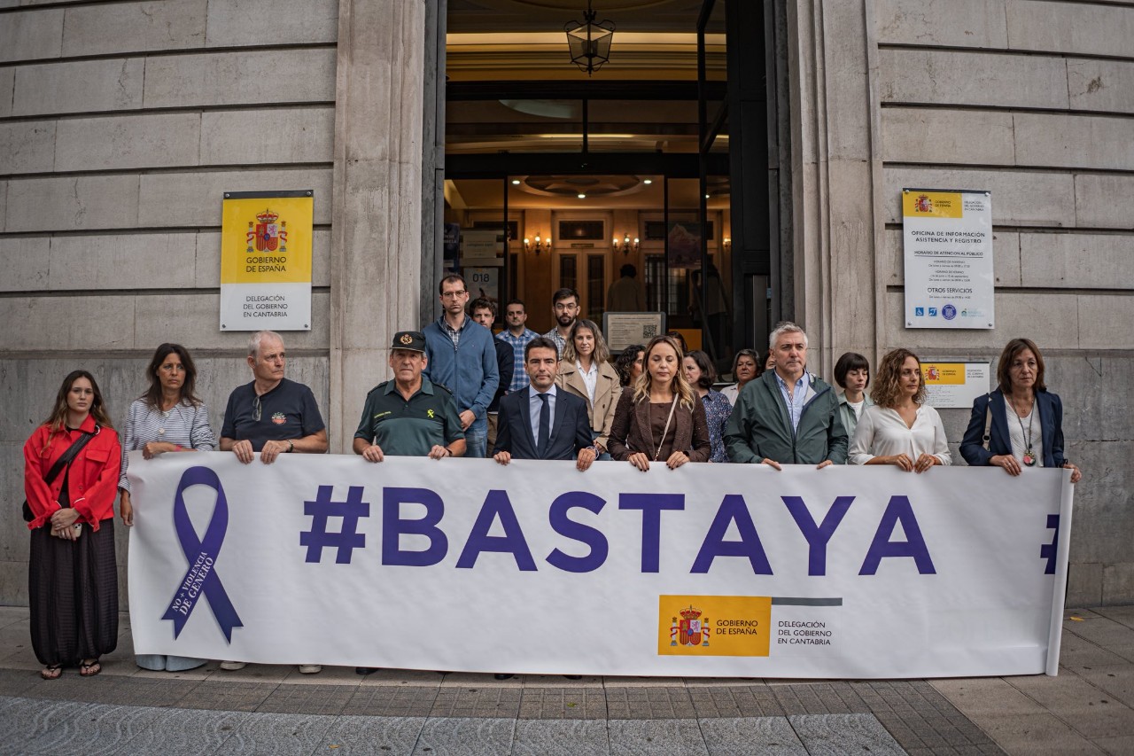 Personal de la Delegación del Gobierno durante el minuto de silencio