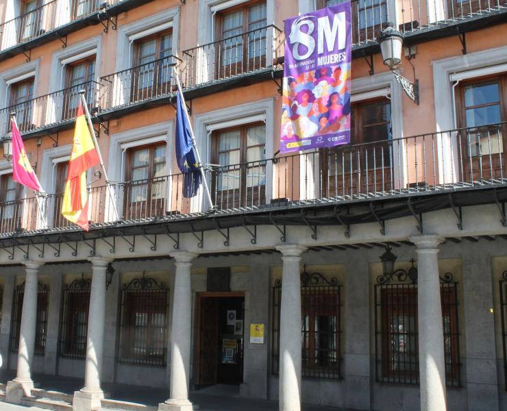 La Delegación del Gobierno en Castilla-La Mancha se suma a los actos del 8-M con una pancarta conmemorativa en su fachada
