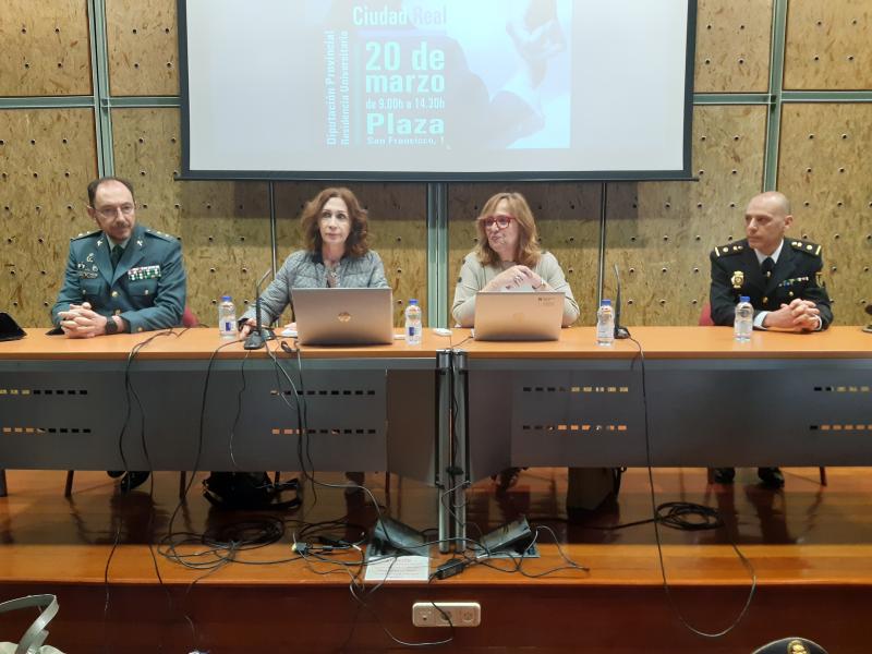 La subdelegada del Gobierno y la delegada de la Junta inauguran una jornada de formación en VioGén para profesionales que trabajan con las víctimas