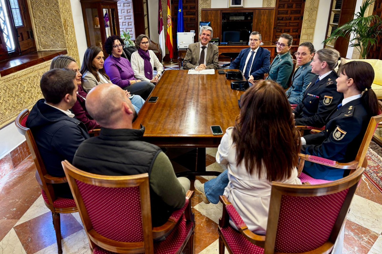 La Delegación del Gobierno despliega la pancarta con motivo del Día Internacional de las Mujeres