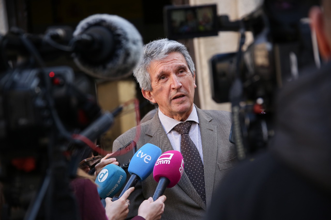 La Delegación del Gobierno despliega la pancarta con motivo del Día Internacional de las Mujeres