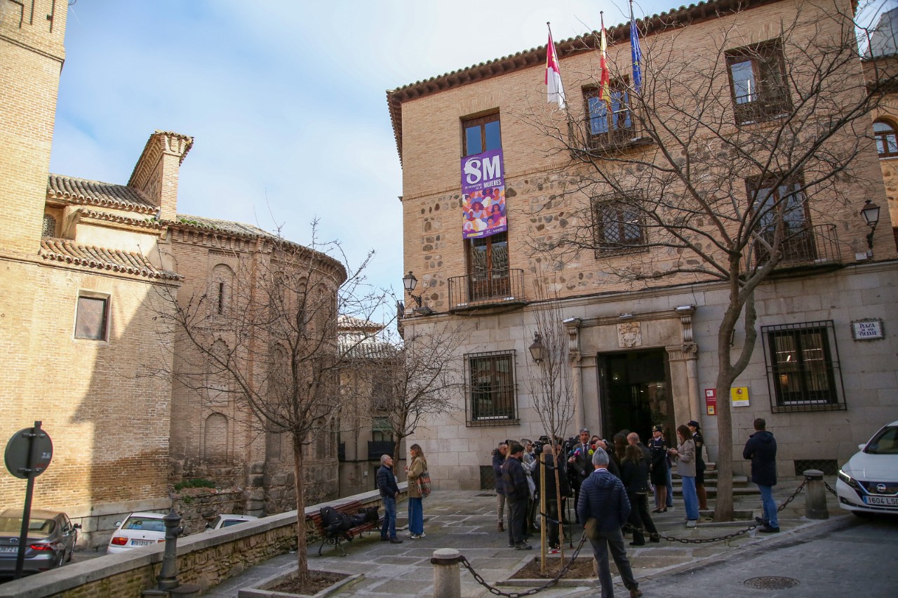 La Delegación del Gobierno despliega la pancarta con motivo del Día Internacional de las Mujeres