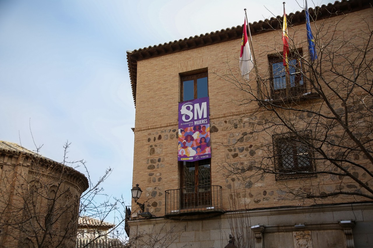La Delegación del Gobierno despliega la pancarta con motivo del Día Internacional de las Mujeres