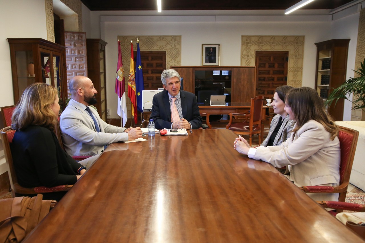 El delegado del Gobierno se reúne con las directoras de los museos estatales en Toledo