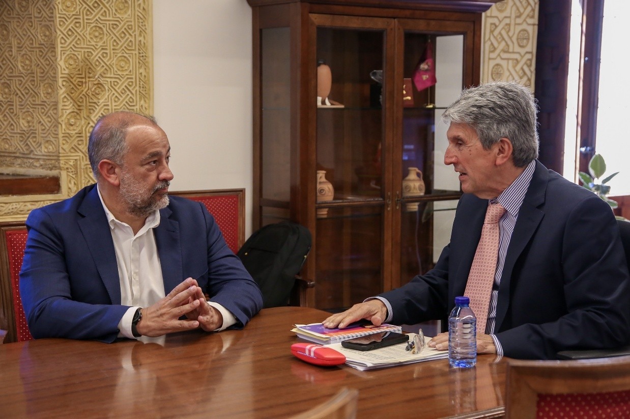El delegado del Gobierno, José Pablo Sabrido, se reúne con el rector de la UCLM, Julián Garde