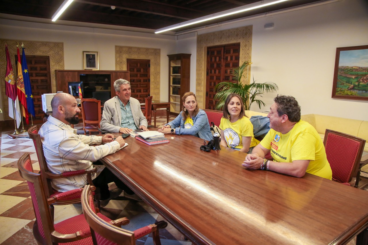 El delegado del Gobierno recibe a los representantes de la Plataforma Escuelas Infantiles