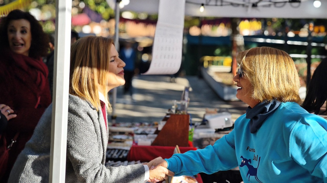 La delegada visita el Mercat del Porrat con motivo de la festividad de Sant Antoni Abat