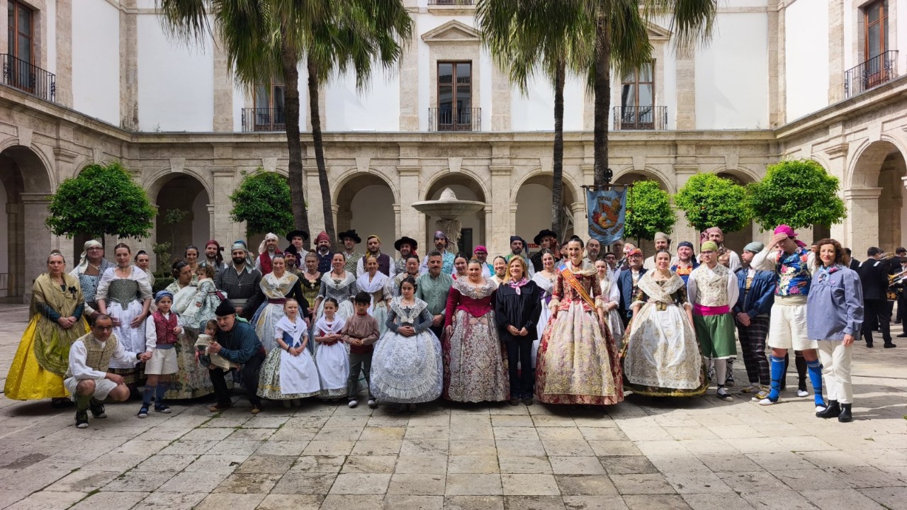 La delegada recibe a la comisión de la Falla Mossén Sorell-Corona