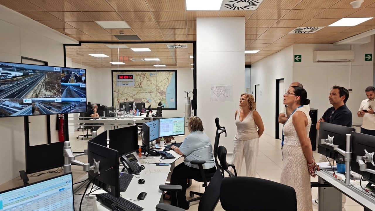 La delegada acude al Centro de Gestión de Tráfico de la C. Valenciana para el seguimiento de la situación de las carreteras con motivo del eclipse