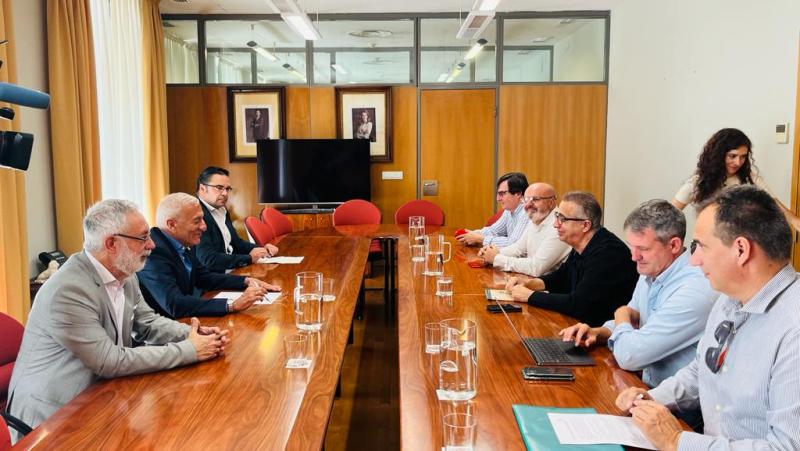 El delegado del Gobierno recoge las reivindicaciones del sector de la cereza ante los efectos de las lluvias en la producción