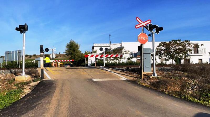 Adif y la Junta de Extremadura firman un protocolo para la supresión de dos pasos a nivel en la provincia de Badajoz