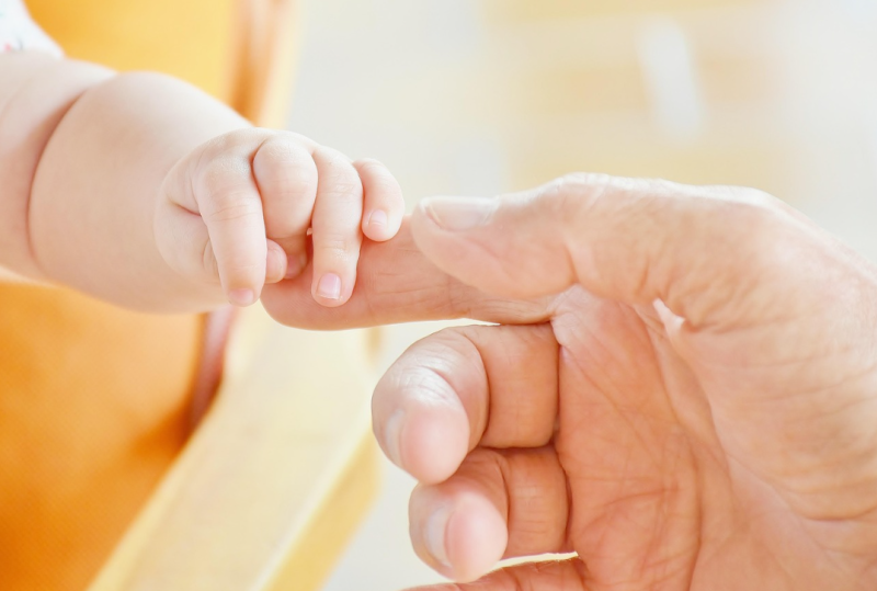Más de 2.500 padres y madres de Extremadura han disfrutado del permiso retribuido por nacimiento y cuidado del menor en el primer trimestre de 2025