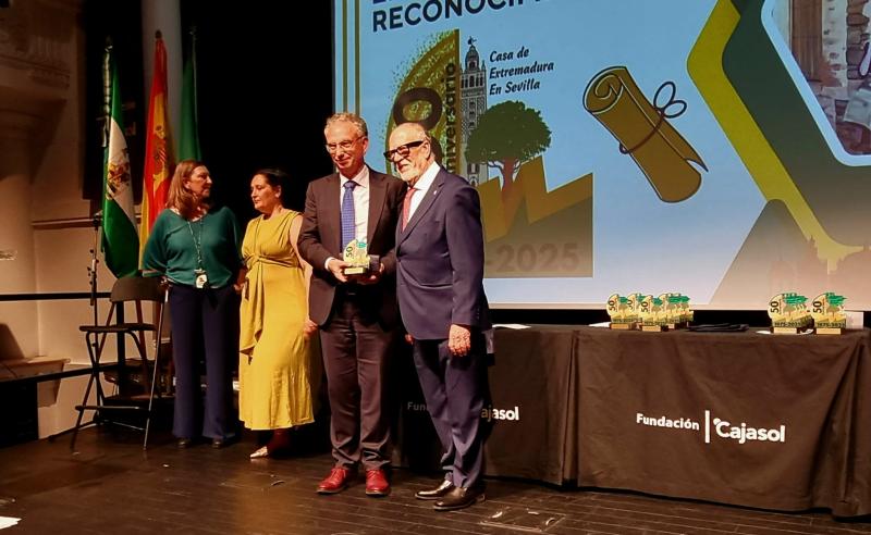 José Luis Quintana participa en el 50 aniversario de la Casa de Extremadura en Sevilla