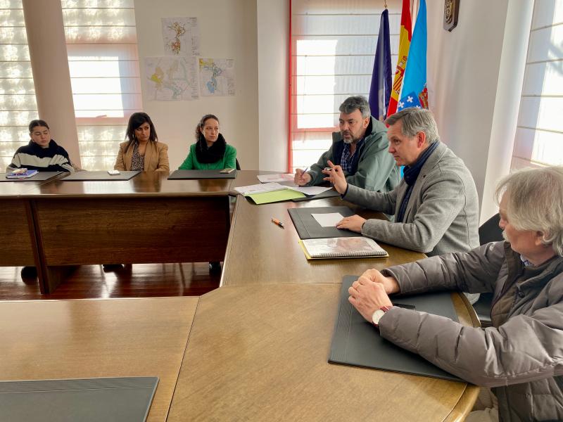 José Miñones reafirma en A Mezquita y en A Gudiña el compromiso del Gobierno de Pedro Sánchez por la transición digital y la transformación verde de los ayuntamientos del rural