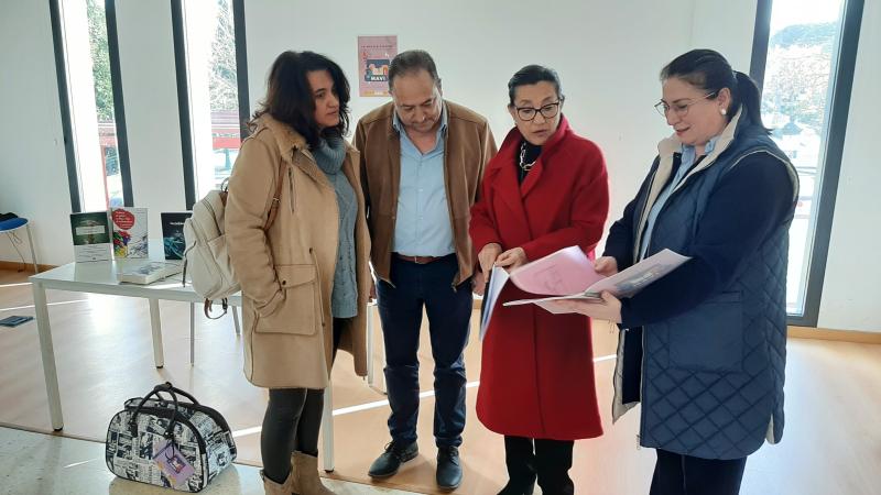 Maica Larriba lleva a Mondariz “MAVI: la maleta viajera contra la violencia de género” para acercar recursos formativos en igualdad y contra la violencia machista a su vecindario