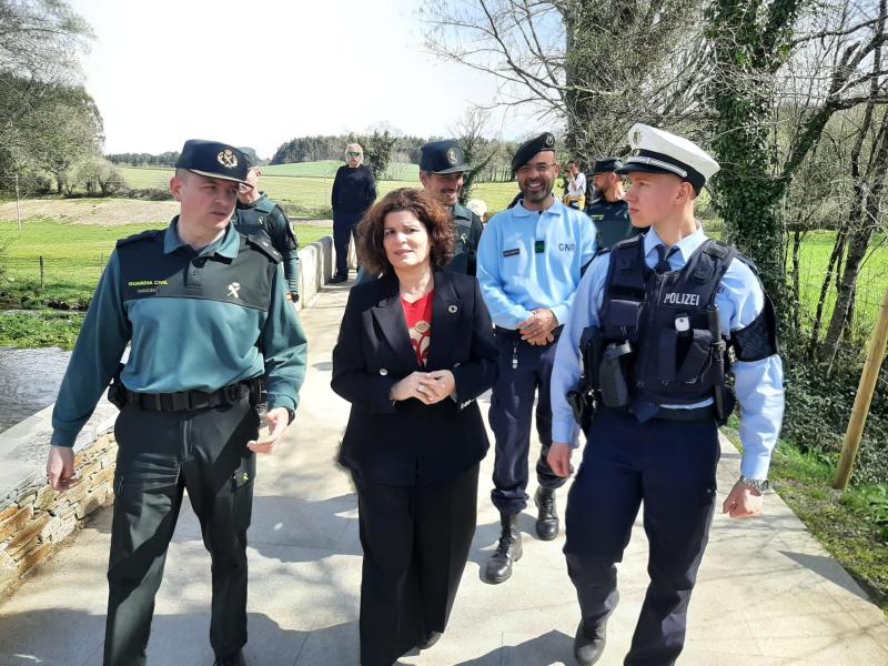 María Rivas da la bienvenida a los agentes extranjeros de Alemania y Portugal que estos días patrullan una parte del Camino Francés a su paso por Arzúa, dentro del programa Turismo Seguro de la Guardia Civil
