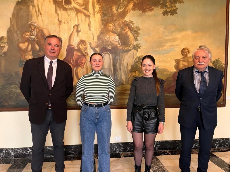Emilio González recibe a las personas que participan en el programa de primera experiencia profesional en las Administraciones Públicas