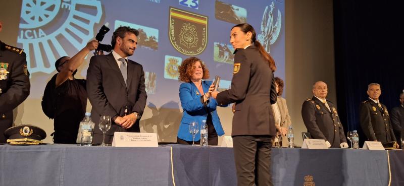 María Rivas preside los actos de la Policía Nacional en Santiago y subraya el esfuerzo del Gobierno en los últimos años reforzando medios humanos e invirtiendo en nuevas infraestructuras