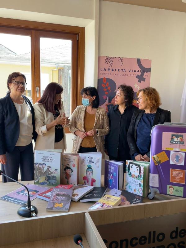 Isabel Rodríguez destaca la importancia de formar a la juventud y a la infancia para prevenir todas las formas de violencia machista en una nueva entrega de libros de la MAVI en Barreiros
