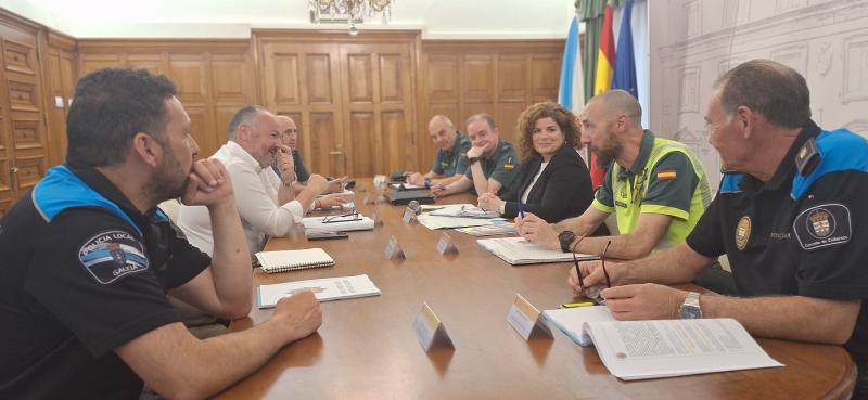 María Rivas y el alcalde José Ramón Rioboo acuerdan incorporar sistemas de videovigilancia al dispositivo de seguridad de las fiestas