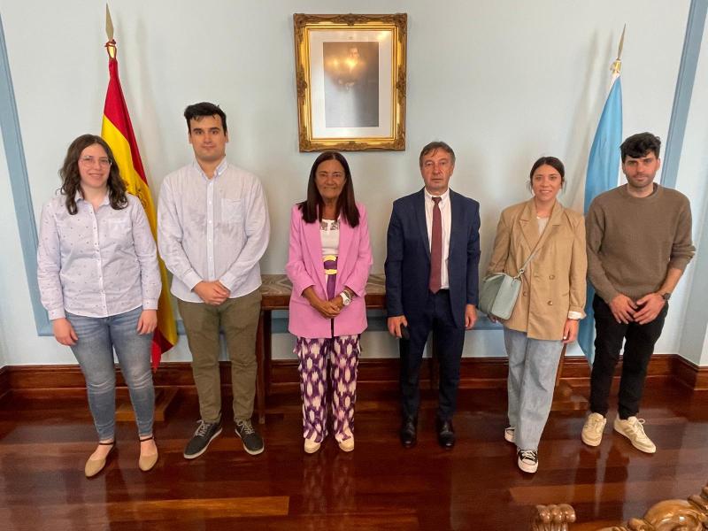 Isabel Rodríguez recibe a los nuevos funcionarios destinados en la provincia que realizan su período de prácticas en el centro penitenciario de Bonxe