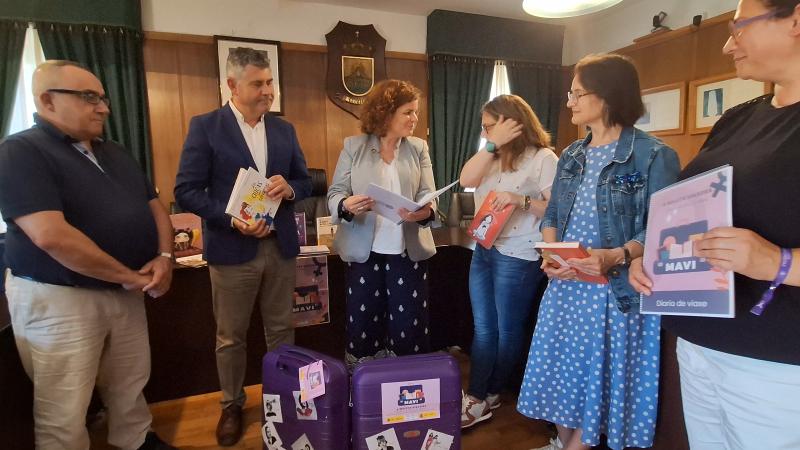 María Rivas lleva la “Maleta Viajera contra la Violencia de Género” al ayuntamiento  de Boqueixón para promover la lectura de textos feministas y avanzar en la igualdad