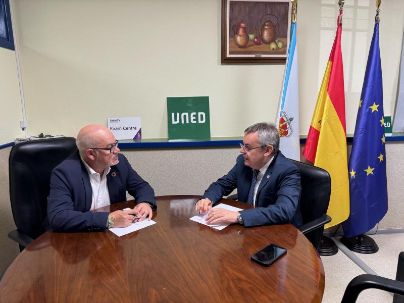 Eladio Santos se acerca a conocer la amplia oferta formativa de la UNED con una visita a sus instalaciones